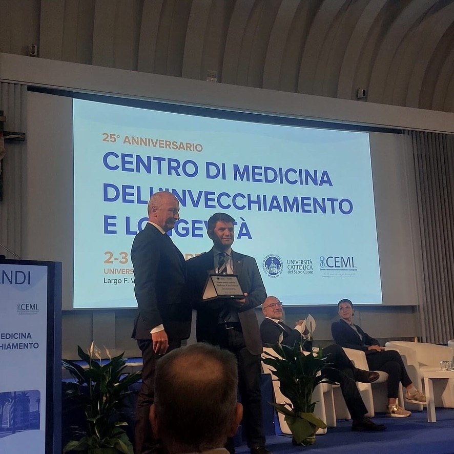 Stefano Cacciatore receiving the Pierugo Carbonin Award at the 25th anniversary of Ce.M.I.